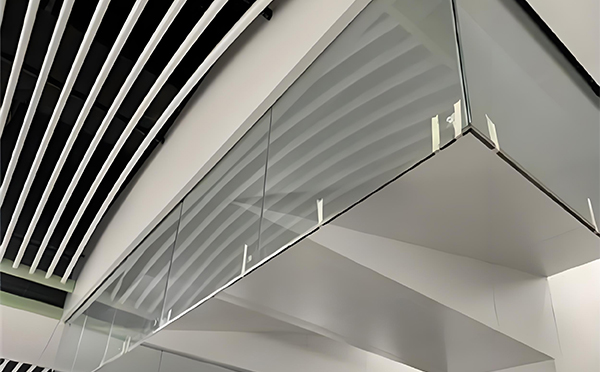 精河玻璃挡烟垂壁