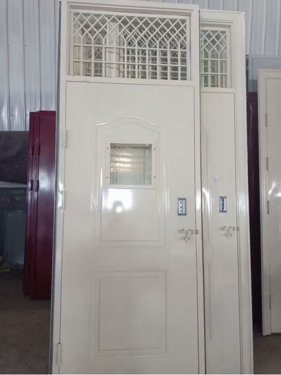 精河学校教室门