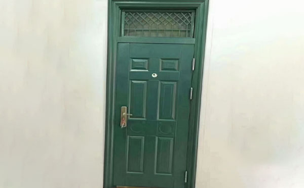 精河学校教室门