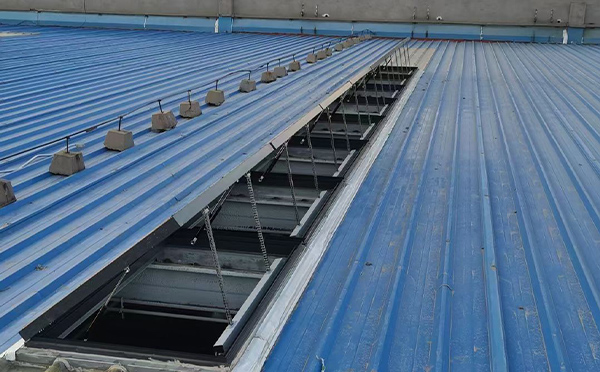 某城市大型商业综合体中庭精河排烟窗工程