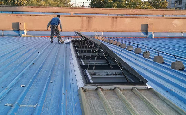 某区域性物流仓储中心精河排烟窗系统安装项目