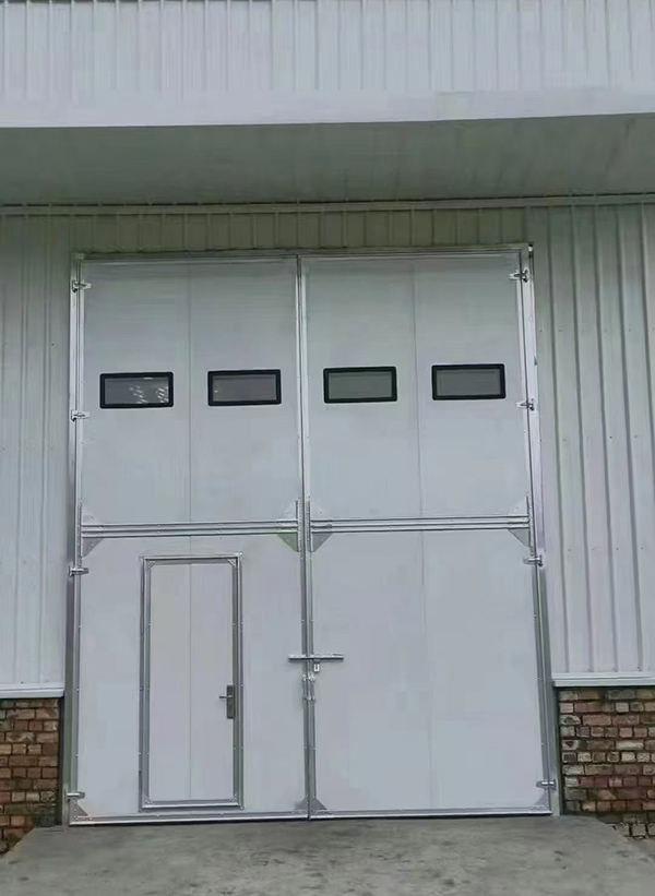 精河工业门在设备装配车间出入口的实施记录